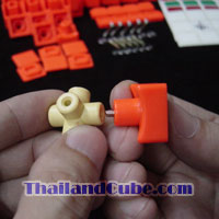 นำปลายน๊อตไขเข้ากับแกนกลาง